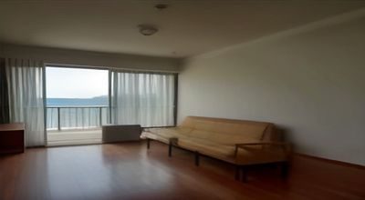 心理咨询室内温暖灯光下两人面对面交流，象征性爱心理健康咨询与焦虑应对的专业场景